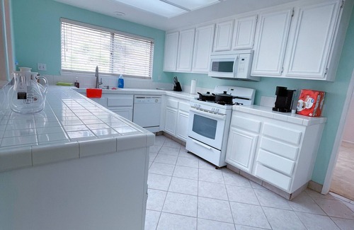 Estates at Canyon Crest House | 2-10 min drive to banks, supermarket, restaurant, UCR ,golf course, City Hall.