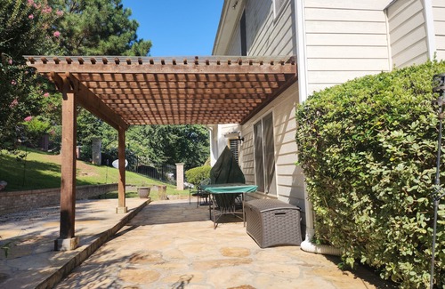 Snellville House | 2,298Sqft-King Bed-BBQ-Gbps-W/D