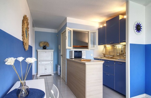 Saint-Raphael Apartment | 2 air-conditioned cabin rooms by the sea. Private garage and swimming pool.