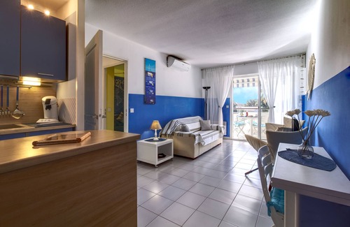 Saint-Raphael Apartment | 2 air-conditioned cabin rooms by the sea. Private garage and swimming pool.