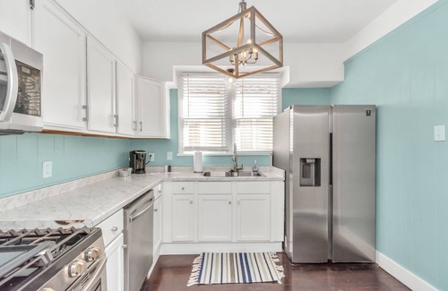 San Jacinto Apartment | 2 Apartments (side by side) in Historical Galveston - 8 min walk to beach!
