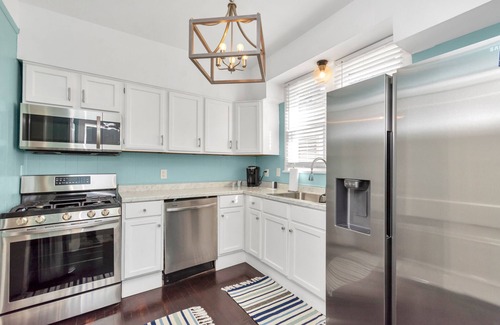 San Jacinto Apartment | 2 Apartments (side by side) in Historical Galveston - 8 min walk to beach!