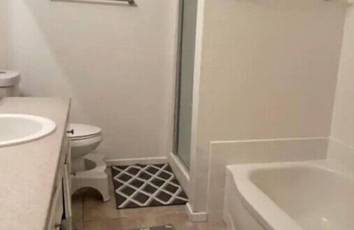 Riverside Apartment | 2 bd hidden gem+private backyard