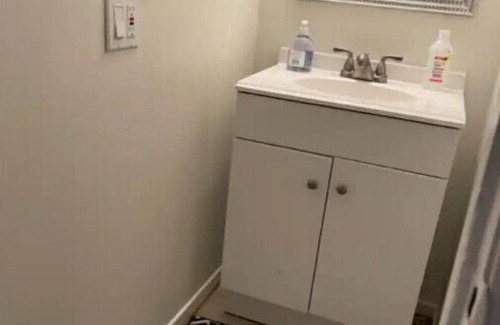 Riverside Apartment | 2 bd hidden gem+private backyard