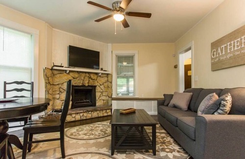 Libertyville Apartment | 2 Bdr Apt - King Bed - Walk to Dwntwn Libertyville