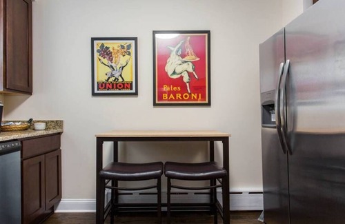 Libertyville Apartment | 2 Bdr Apt - King Bed - Walk to Dwntwn Libertyville