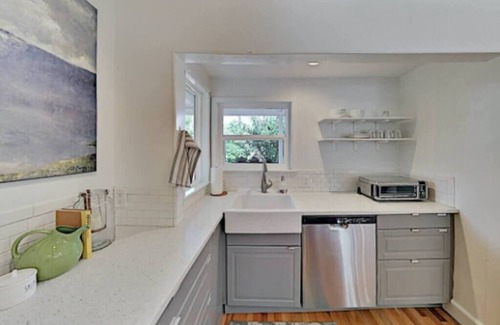 Bay Ho House | 2 Bdr Hidden gem w/backyard + AC