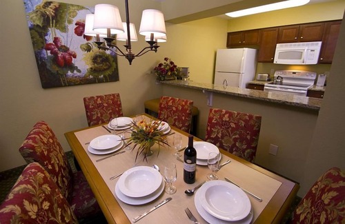 Berkeley Condo | 2 BDRM~ BUSCH GARDENS 8 MILES, COLONIAL WMSBRG 6 MILES TO, INDOOR/OUTDOOR POOLS!
