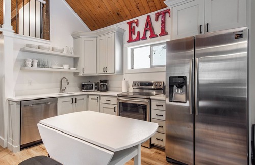 Sundance Cabin | 2 Bdrm w/Loft Walk to Ski Run Hot Tub Fireplace