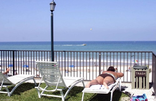 Daytona Beach Condo | 2 beach studios 2 bathrooms 🌊 oceanfront pool & tiki🍹 - Direct Beach 🏖️ Access
