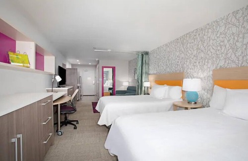 Roswell Hotel | 2 Beautiful Units Near Spring River Zoo. FREE Parking and Breakfast!