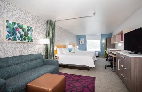 Roswell Hotel | 2 Beautiful Units Near Spring River Zoo. FREE Parking and Breakfast!