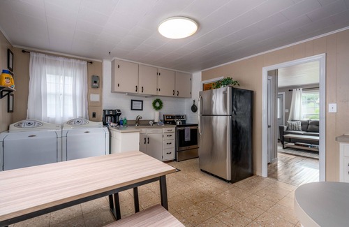 Sturgeon Bay House | 2 bed, 1 bath, Designated Workspace