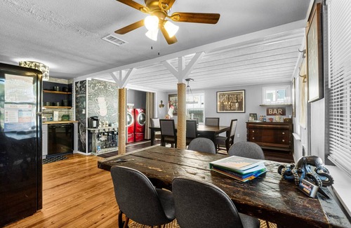 El Centro Beach House | 2 bed 1 bath Flamingo Retreat! Spacious yard!