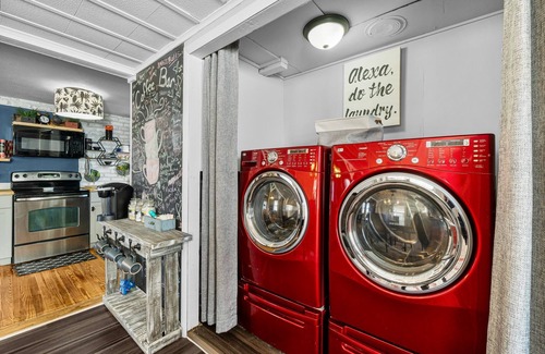 El Centro Beach House | 2 bed 1 bath Flamingo Retreat! Spacious yard!