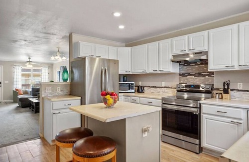 Pueblo House | 2 bed 2.5 bath close to shopping, restaurants and more