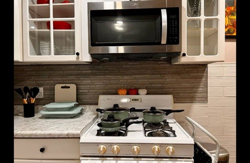 St. Louis House | 2 Bed 2 Bath Entire House with Parking and Washer/Dryer