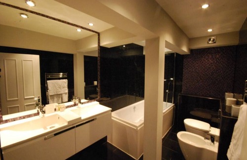City of Westminster Apartment | 2 Bed/2 Bath Flat, Sky TV, Air Con