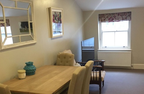 Pimlico Apartment | 2 Bed, 2 Bath Flat, fantastically located in Pimlico. Top floor flat. V quiet.
