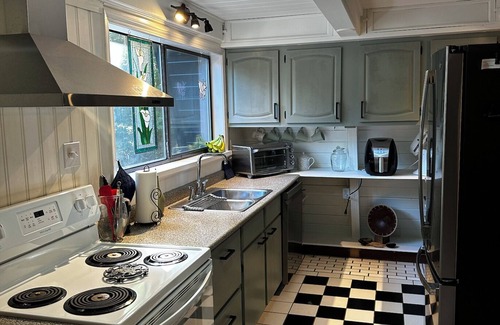 Sooke House | 2 Bed, 2 Bath (Fully Furnished, All Inclusive) (Sooke)