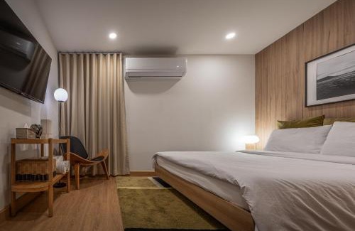 Bangkok Central Business District Apartment | 2 Bed 2 Bath/Luxury/1 min walk to BTS Asok