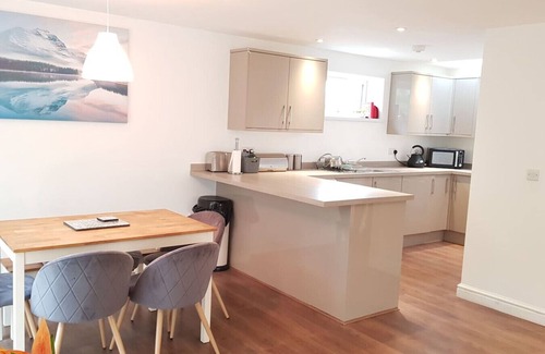 Ross-on-Wye House | 2 bed, 2 bath Stylish Bungalow in Symonds Yat for Long Stays Sleeps 5