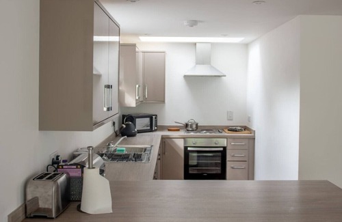 Ross-on-Wye House | 2 bed, 2 bath Stylish Bungalow in Symonds Yat for Long Stays Sleeps 5
