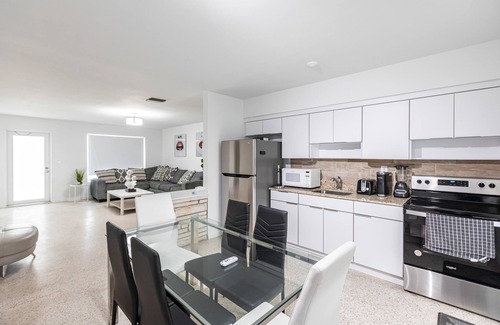 Sunny Isles Beach Ski Chalet | 2 bed 2 bath Beach 1 min walk SEPT Book 3 Nights Pay 2