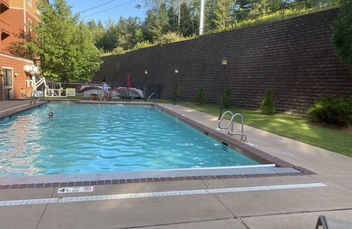 Hunter Condo | 2 bed/2 bath w/sauna, steam room, hot tub, heated pool, exercise and game rooms!