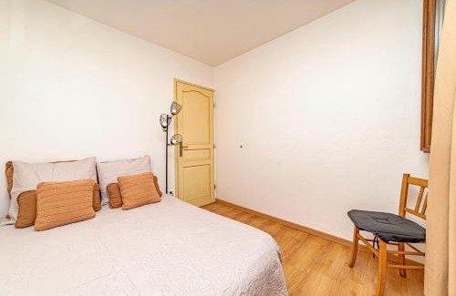 Le Bar-sur-Loup Apartment | 2 Bed Apartment Sleeps 6 - Pets Ok - Free Parking