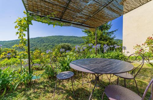 Le Bar-sur-Loup Apartment | 2 Bed Apartment Sleeps 6 - Pets Ok - Free Parking