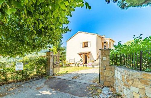 Le Bar-sur-Loup Apartment | 2 Bed Apartment Sleeps 6 - Pets Ok - Free Parking