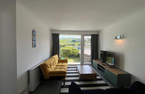 Mawgan Porth Apartment | 2 Bed Beach Apartment with Pool!