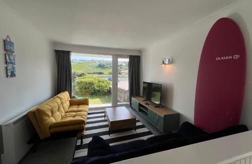 Mawgan Porth Apartment | 2 Bed Beach Apartment with Pool!