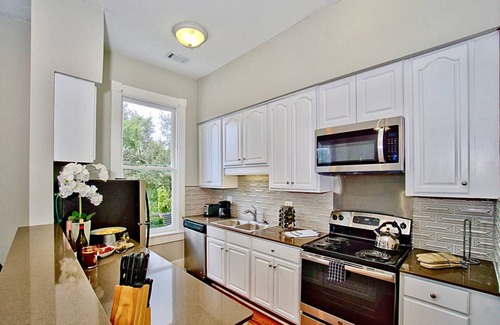 Eastside Apartment | 2 Bed Beauty w/Parking in Downtown Savannah