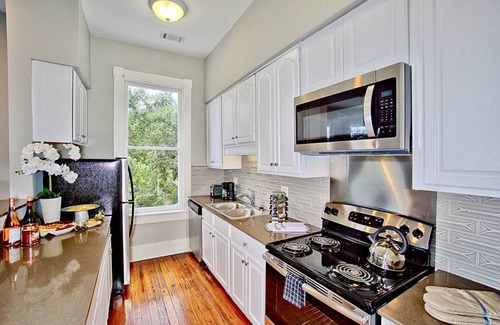 Eastside Apartment | 2 Bed Beauty w/Parking in Downtown Savannah