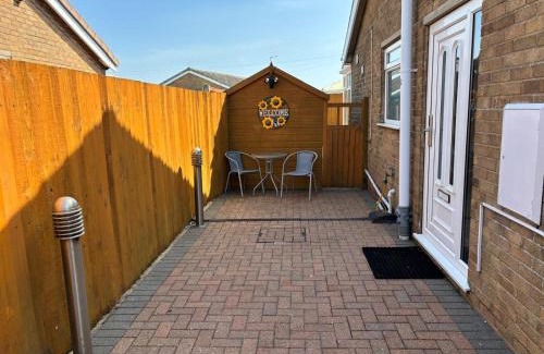 Ingoldmells House | 2-Bed Bungalow Sleeps 6 Parking & Pet Friendly