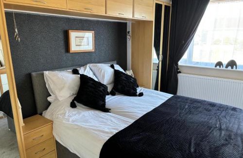 Ingoldmells House | 2-Bed Bungalow Sleeps 6 Parking & Pet Friendly