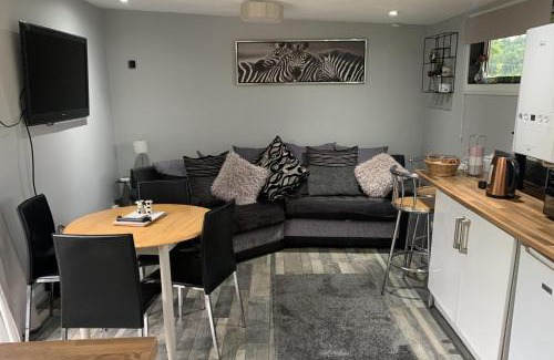 Denbigh House | 2-Bed Cabin Sleeps 4 -Small Pets Ok -Free Parking