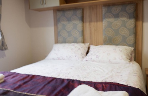 Colchester Cabin | 2 Bed Caravan - Sleeps 6 - Pets - Pool - Wifi