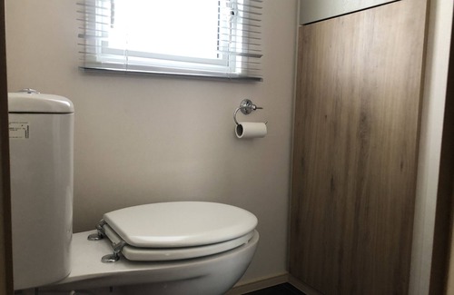 Colchester Cabin | 2 Bed Caravan - Sleeps 6 - Pets - Pool - Wifi