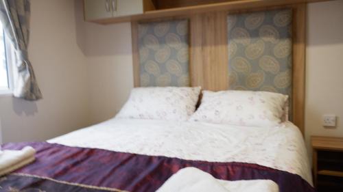 Colchester House | 2 Bed Caravan - Sleeps 6 - Pets - Pool - Wifi
