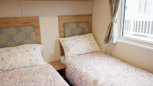 Colchester House | 2 Bed Caravan - Sleeps 6 - Pets - Pool - Wifi