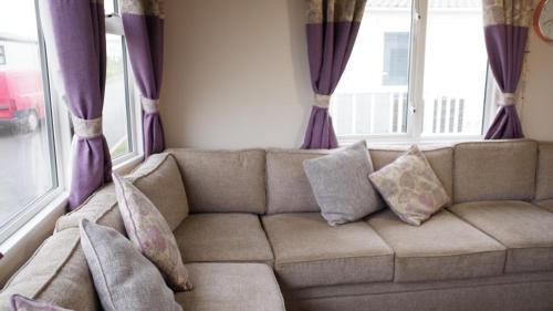 Colchester House | 2 Bed Caravan - Sleeps 6 - Pets - Pool - Wifi
