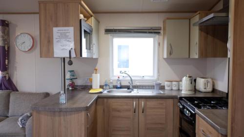 Colchester House | 2 Bed Caravan - Sleeps 6 - Pets - Pool - Wifi