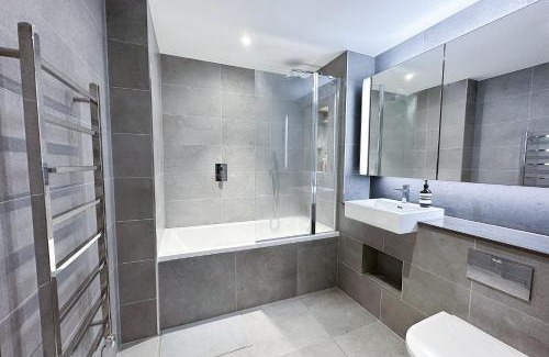 Nine Elms Apartment | 2 Bed Central Apartment Near Battersea by Mario - Free WiFi