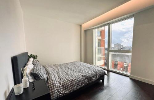 Nine Elms Apartment | 2 Bed Central Apartment Near Battersea by Mario - Free WiFi