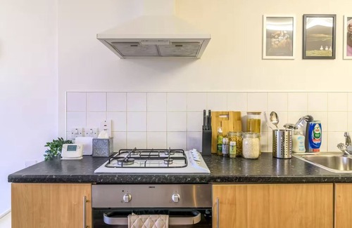 Custom House Apartment | 2 Bed close to ExCeL London and Elizabeth Line with Wi-Fi