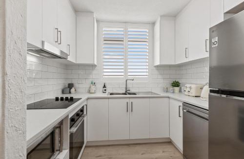 Glenelg Apartment | 2-Bed Coastal Escape Steps from the Sand