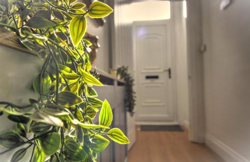 Sunderland House | 2 BED Comfy Cottage for Holidays and Contractors- parking